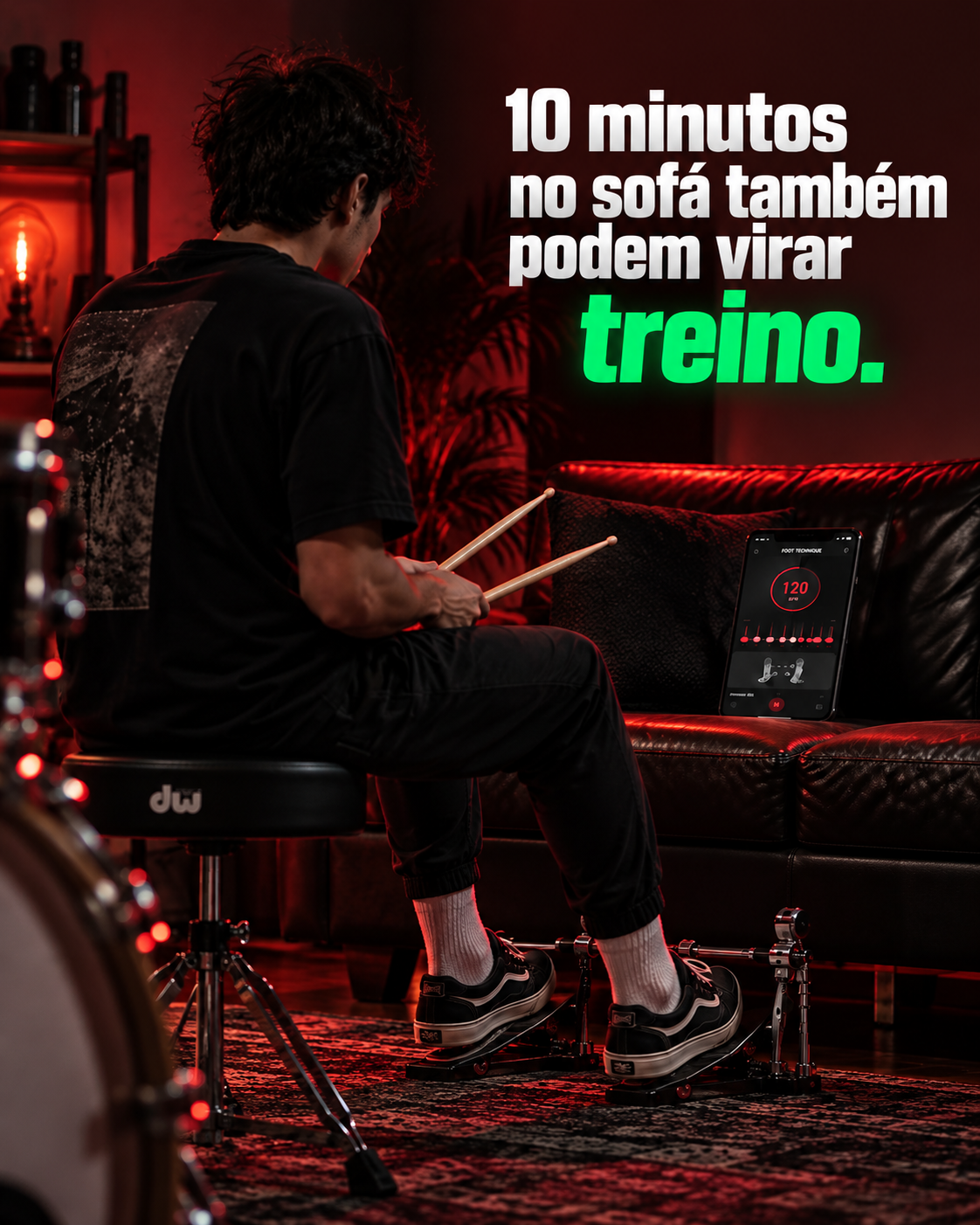 Baterista treinando pedal no sofá com o aplicativo Destrava Pedal no celular